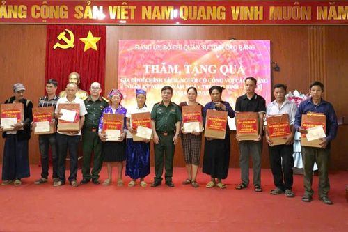 Bộ Chỉ huy Quân sự tỉnh tặng quà gia đình chính sách tại xã Khánh Xuân và Quảng Lâm