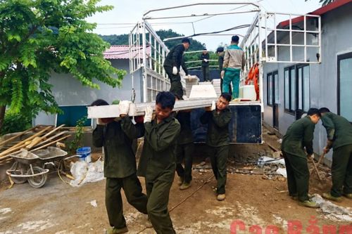 Cán bộ, chiến sĩ Trại tạm giam Công an tỉnh hỗ trợ xây dựng điểm trường Mầm non Cốc Pàng