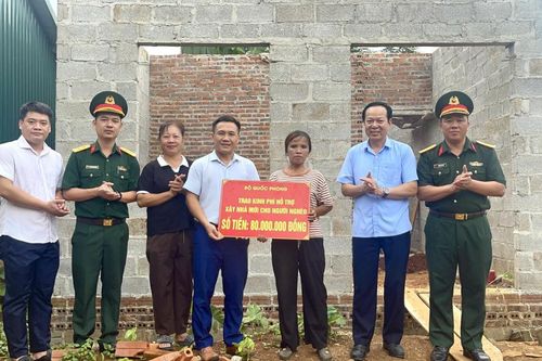 Bí thư Đảng ủy phường Thục Phán Vũ Đình Quang trao kinh phí hỗ trợ xây dựng nhà ở cho hộ nghèo, cận nghèo