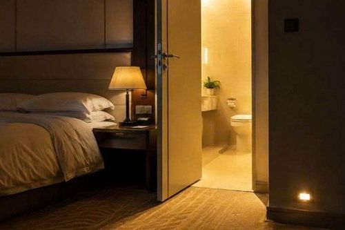 Tại sao bạn nên bật đèn phòng tắm xuyên đêm khi ở trong khách sạn?