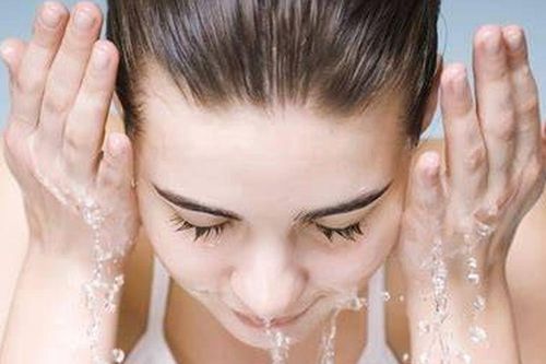 Rửa mặt hay tẩy tế bào chết trước? Thứ tự đúng giúp hạn chế kích ứng