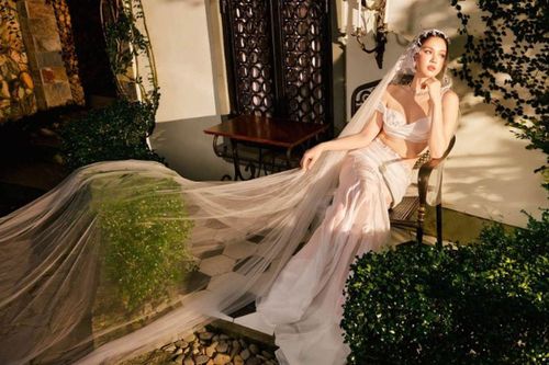Ngọc Trinh mặc váy cưới xinh đẹp như nữ thần, chia sẻ về hạnh phúc 'mọi cố gắng rồi cũng được đền đáp'