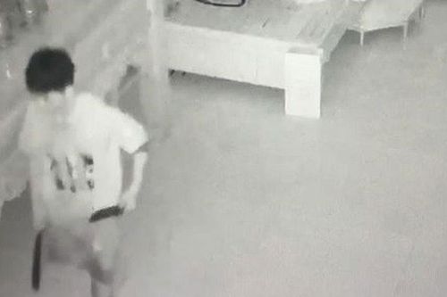 Kẻ lạ xuất hiện trong đêm, dùng dao khống chế người mẹ đang ngủ cùng 2 con nhỏ