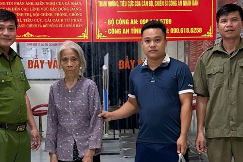 Không nhớ đường về, cụ bà được công an đưa trở lại vòng tay gia đình