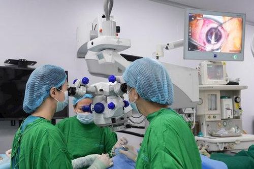 Ghép giác mạc miễn phí cho hai bệnh nhân nghèo
