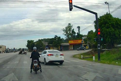 Người dân gửi clip, nữ tài xế vượt đèn đỏ bị CSGT xử phạt