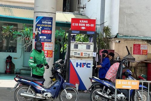 Giá xăng dầu đồng loạt tăng, dầu diesel tăng gần 2.500 đồng/lít