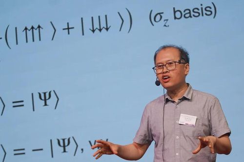 Giáo sư Đàm Thanh Sơn truyền cảm hứng về khoa học lượng tử cho học sinh, nhà khoa học trẻ