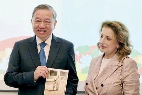 'Cái nắm tay' đi qua 67 năm