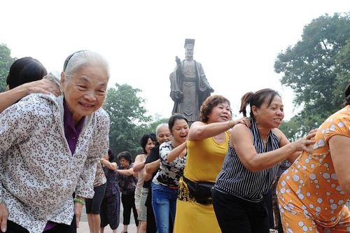Lo 'khoảng trống an sinh' nới rộng, hạ độ tuổi hưởng trợ cấp là chưa đủ
