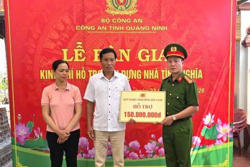 Công an Quảng Ninh trao tặng kinh phí hỗ trợ xây dựng nhà tình nghĩa cho gia đình liệt sĩ