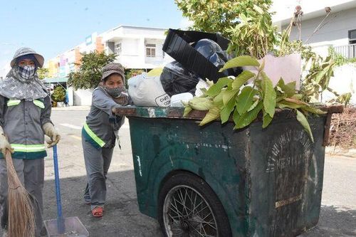 Một ngày theo chân những người thu gom rác