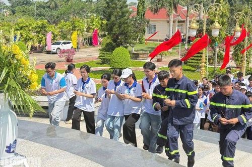 Đoàn viên, thanh niên Công an An Giang tri ân gia đình chính sách
