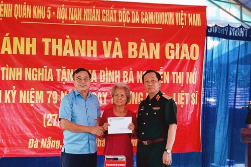 Bàn giao nhà tình nghĩa cho nạn nhân chất độc da cam tại xã Quế Sơn Trung