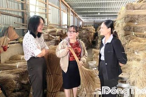 Chi cục Phát triển nông thôn khảo sát làng nghề bó chổi xã Vĩnh Hựu