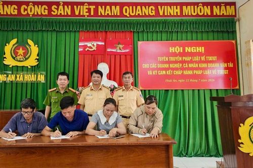 Gia Lai: 139 doanh nghiệp, chủ xe vận tải hàng hóa ký cam kết chấp hành pháp luật về ATGT