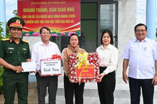 Bàn giao nhà ở cho gia đình chính sách tại xã Thuận Bắc