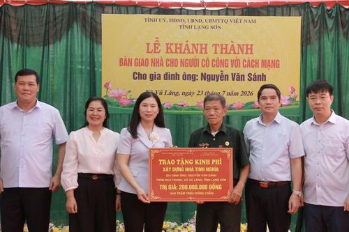 Đồng chí Trần Thanh Nhàn, Phó Chủ tịch UBND tỉnh dự lễ khánh thành, bàn giao nhà cho người có công tại xã Vũ Lăng