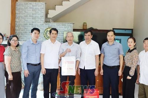 Đồng chí Phó Chủ tịch Thường trực HĐND tỉnh thăm, tặng quà thương binh, bệnh binh tại xã Tường Hạ