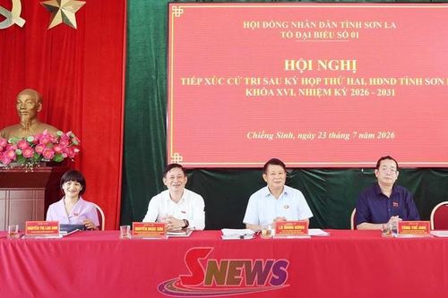 Đồng chí Chủ tịch HĐND tỉnh Sơn La tiếp xúc cử tri phường Chiềng Sinh