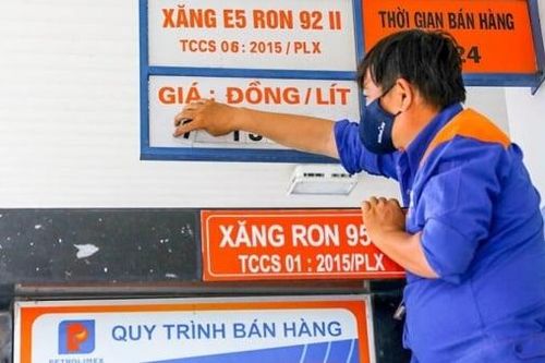 Giá xăng E10 RON 95-III tăng gần 900 đồng/lít