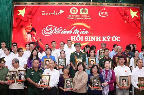 Những 'người giữ lửa' và cuộc hội ngộ qua những bức di ảnh