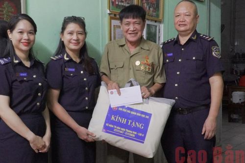 Chi cục Hải quan khu vực XVI thăm, tặng quà gia đình chính sách tại phường Tân Giang