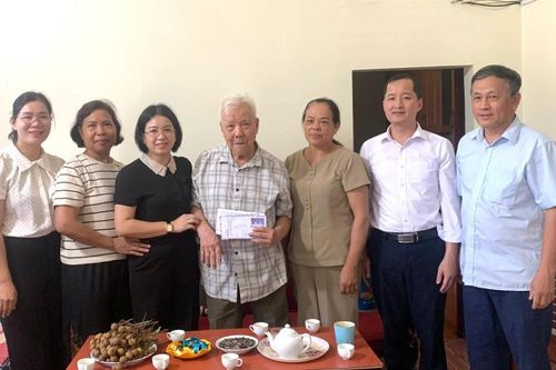Bí thư Đảng ủy, Chủ tịch HĐND phường Nùng Trí Cao Nguyễn Ngọc Hà thăm, tặng quà thương binh, bệnh binh, gia đình chính sách