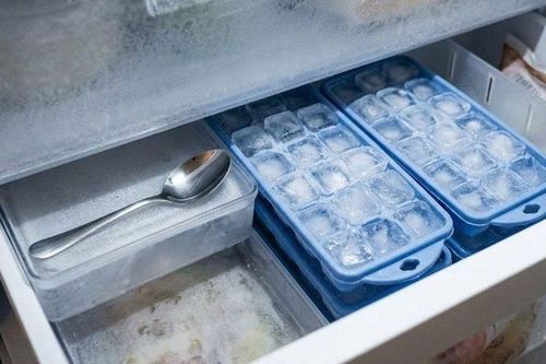 Tại sao nhiều người thích để thìa inox trong tủ đông? Công dụng thật bất ngờ!