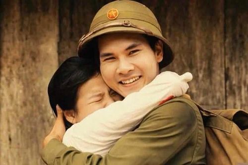 Vợ liệt sĩ Huỳnh Văn Quên xúc động gặp lại chồng trong ảnh phục dựng