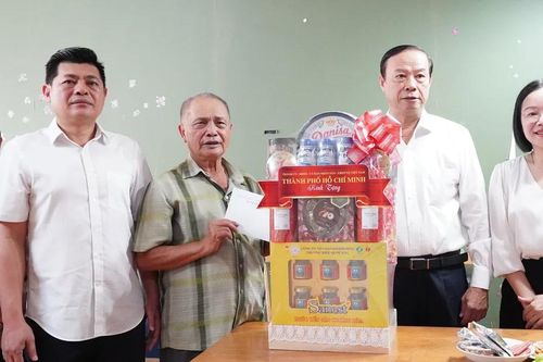 Lãnh đạo TPHCM thăm các gia đình chính sách tiêu biểu