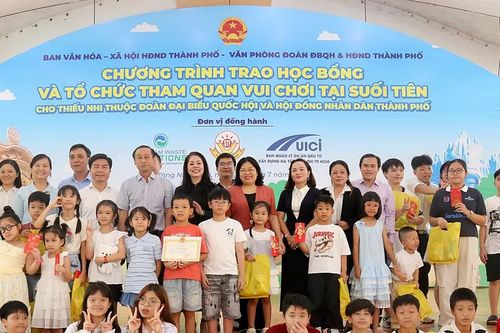 Tặng học bổng, động viên con cán bộ, công chức có thành tích học tập tốt