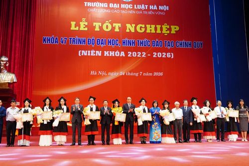 Trường Đại học Luật Hà Nội: Bế giảng Khóa 47 hệ Đại học chính quy