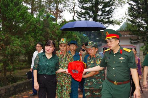 Cất bốc hài cốt liệt sĩ từ xóm Pác Bó về Nghĩa trang Liệt sĩ Phục Hòa (Cao Bằng)