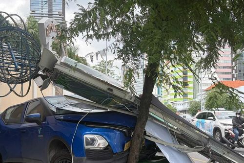 Hai ô tô va chạm lao lên vỉa hè, húc đổ pano dưới chân cầu Ba Son