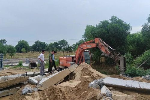 Vụ lăng mộ 'khủng' trên đất trồng cây: Tháo dỡ 2 công trình trái phép