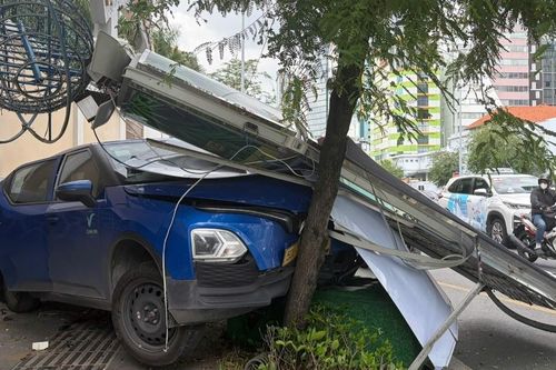 Hai ô tô lao lên vỉa hè sau cú tông mạnh dưới chân cầu Ba Son, túi khí bung ra