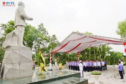 Đoàn đại biểu VKSND tối cao dâng hương tưởng nhớ đồng chí Hoàng Quốc Việt