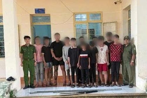 Bắt nhóm 15 thanh thiếu niên mang hung khí 'hỗn chiến' trong đêm