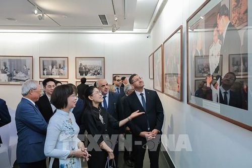 Triển lãm ảnh 'Lăng kính Ngoại giao: 50 năm quan hệ Thái Lan - Việt Nam'