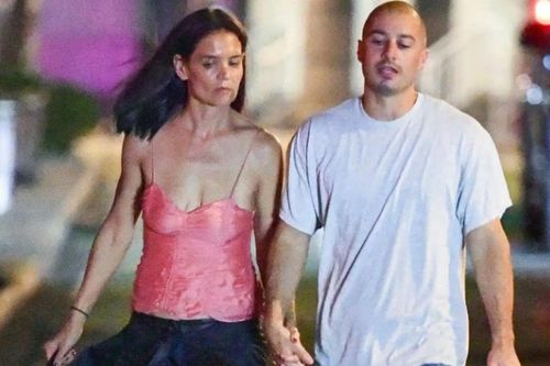 Katie Holmes xuống phố cùng bạn trai, diện đồ đậm chất Y2K