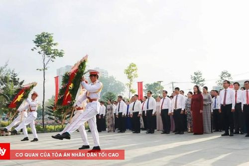 Đoàn lãnh đạo xã Tân Nhựt dâng hoa, dâng hương tưởng niệm các anh hùng liệt sĩ