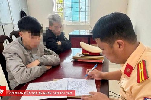 Thanh niên 'bốc đầu' xe máy để quay TikTok
