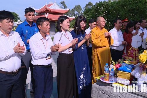 Xã Quảng Ninh dâng hoa, dâng hương, cầu siêu tưởng niệm các Anh hùng liệt sỹ