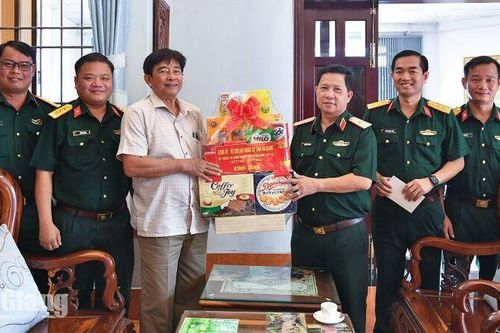 Thiếu tướng Nguyễn Văn Hùng thăm, tặng quà các gia đình chính sách phường Rạch Giá