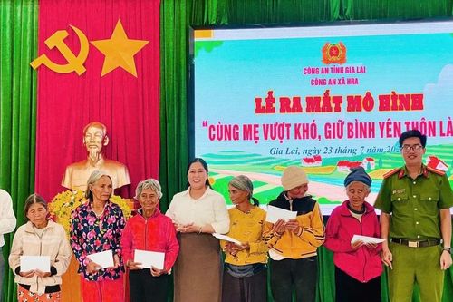 Công an xã Hra ra mắt mô hình 'Cùng mẹ vượt khó, giữ bình yên thôn làng'