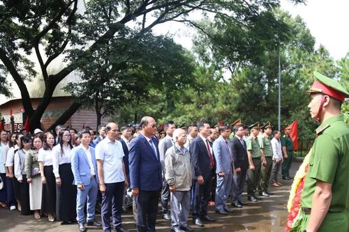 Dâng hoa, dâng hương tại Nhà bia tưởng niệm liệt sĩ xã Gào