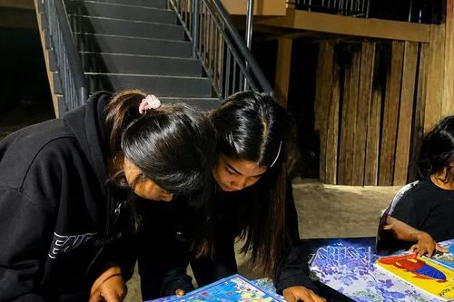 Hơn 400 lượt người dân làng Krông Hra tham gia đọc sách từ xe thư viện lưu động