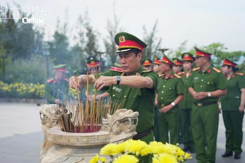 Dâng hương tưởng niệm các chiến sĩ Gạc Ma