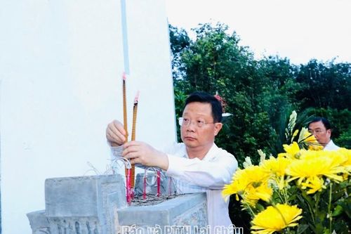 Phó Bí thư Tỉnh ủy Nguyễn Ngọc Vinh dâng hương, thắp nến tri ân tại Nghĩa trang Liệt sĩ Thanh niên xung phong xã Lê Lợi
